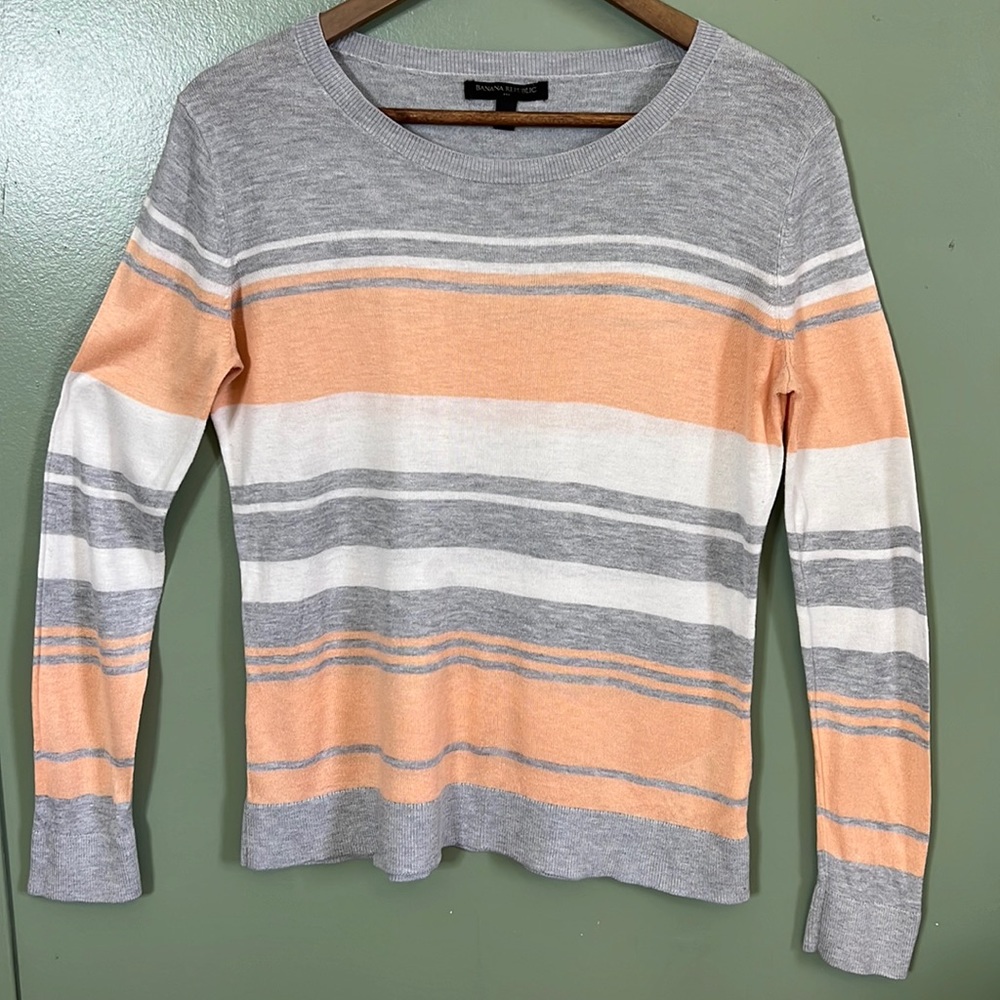 Women’s Banana Republic pullover sweater size Medium.